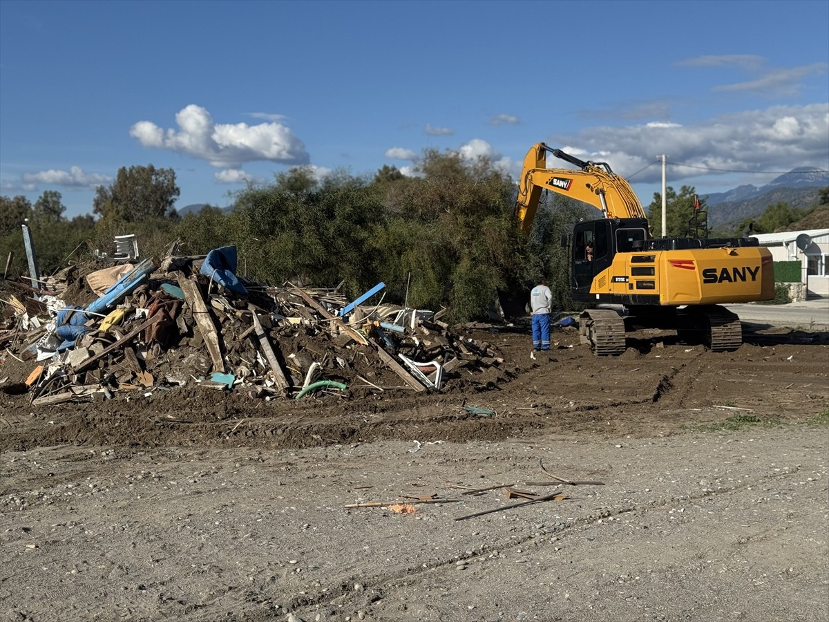 Muğla'nın Fethiye ilçesinde imara aykırı olduğu belirlenen yapıların yıkımlarına...