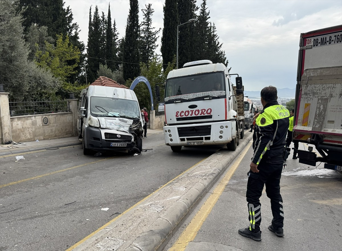 Muğla'nın Fethiye ilçesinde kamyon ile öğrenci servisinin çarpışması sonucu 1 öğretmen ve 21...