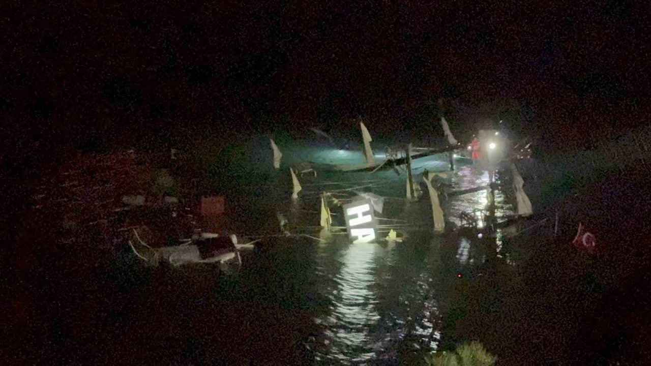 MUĞLA'NIN FETHİYE İLÇESİNDE KAYALIKLARA ÇARPAN BİR TEKNE BATTI. OLAYDA TEKNEDE BULUNAN 6 KİŞİ...