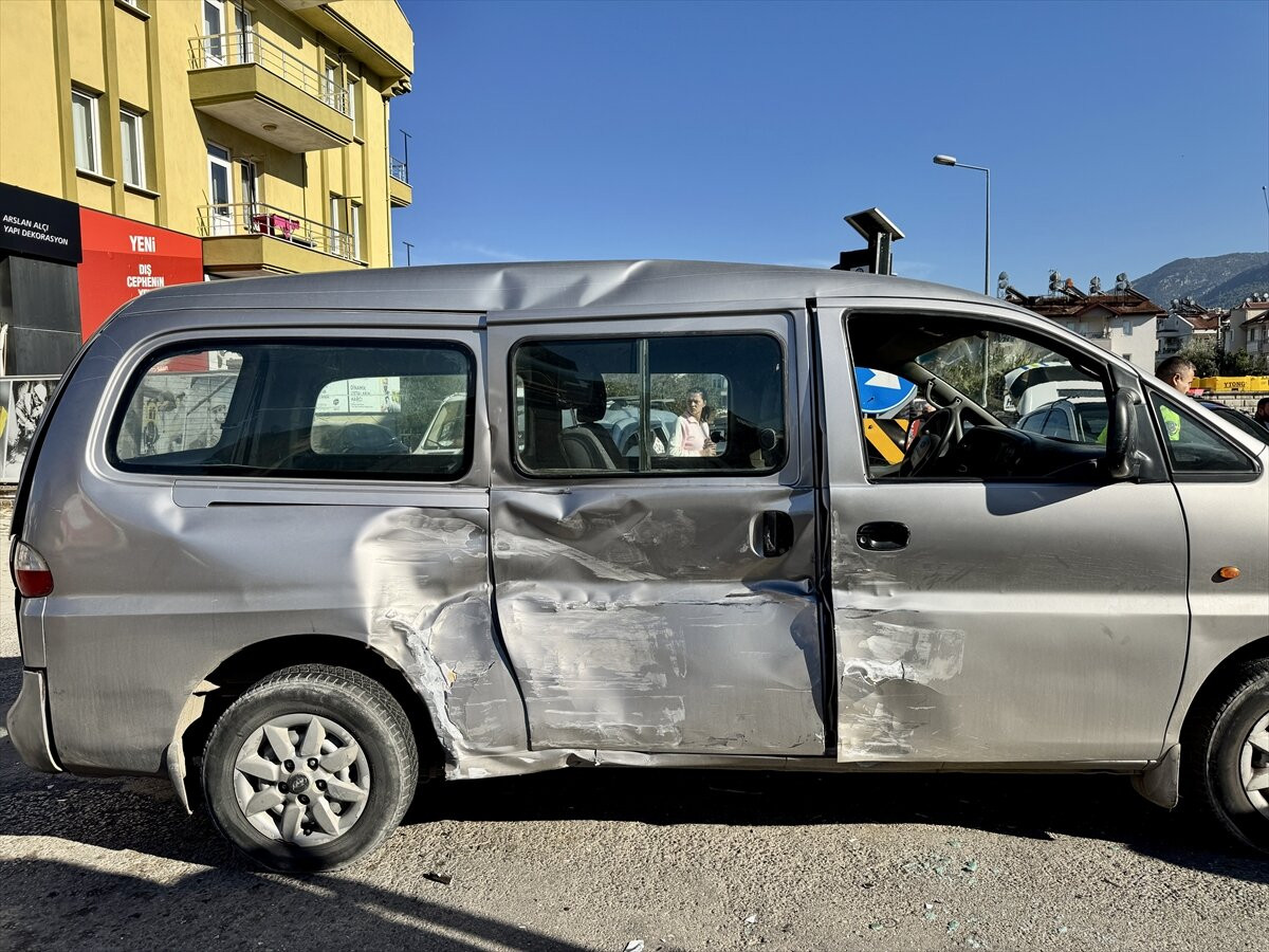 Muğla'nın Fethiye ilçesinde minibüs ile kamyonetin çarpışması sonucu 13 kişi yaralandı.