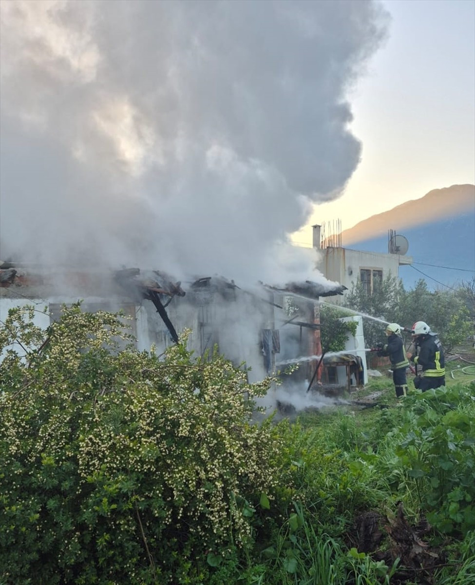 Muğla'nın Fethiye ilçesinde müstakil evde çıkan yangın söndürüldü, dumandan etkilenen 1 kişi...