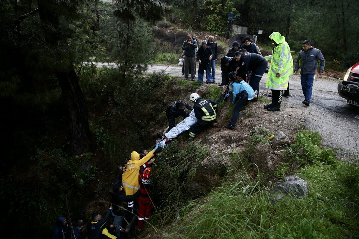 Muğla'nın Fethiye ilçesinde otomobilinin dereye yuvarlanması sonucu yaralanan sürücü, ekiplerce...