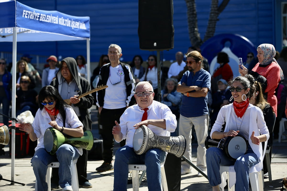 Muğla'nın Fethiye ilçesinde "Yaşlılara Saygı Haftası" dolayısıyla meydanda toplanan yaşlılar spor...
