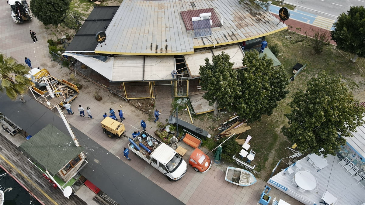 Muğla'nın Fethiye ilçesinde sahil bandında faaliyet gösteren bazı işletmelere ait imara aykırı...