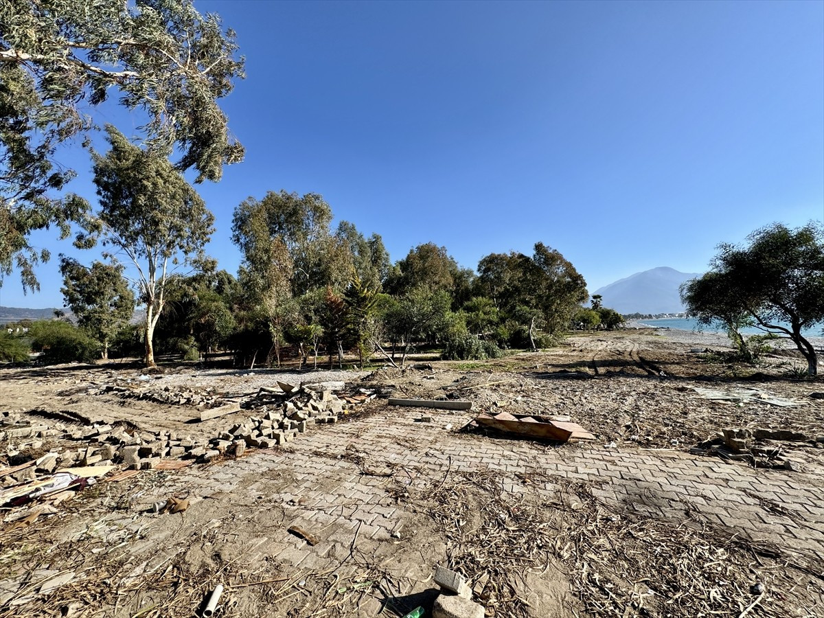 Muğla'nın Fethiye ilçesinde, sahildeki imara aykırı olduğu belirlenen yapıların yıkımına devam...