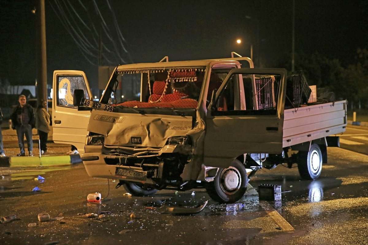 Muğla'nın Fethiye ilçesinde yakıt tankeriyle çarpışan kamyonetteki 2 kişi yaralandı.
