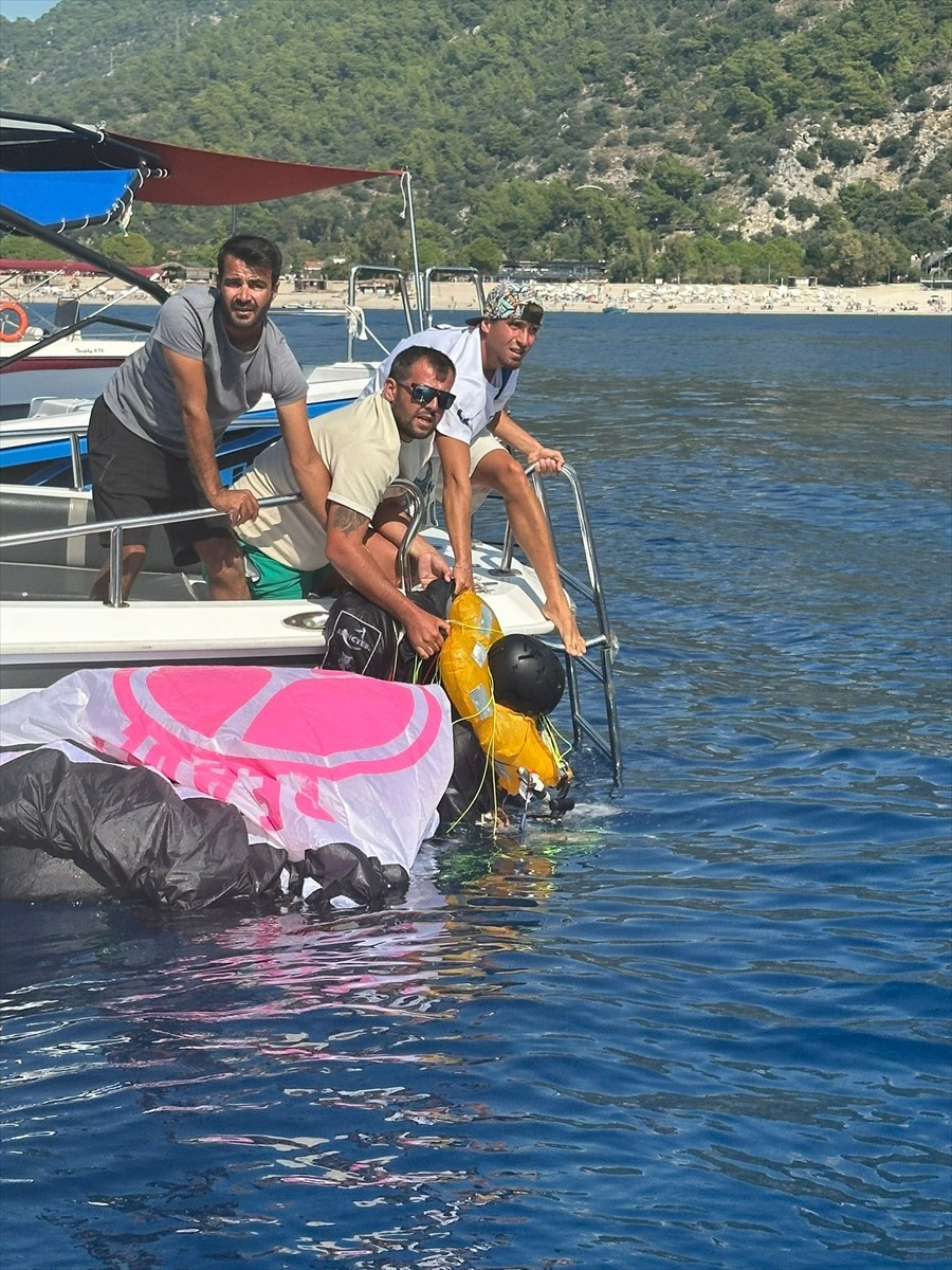 Muğla'nın Fethiye ilçesinde yamaç paraşütü yaparken denize düşen Alman pilot, yaralandı. Pilot...