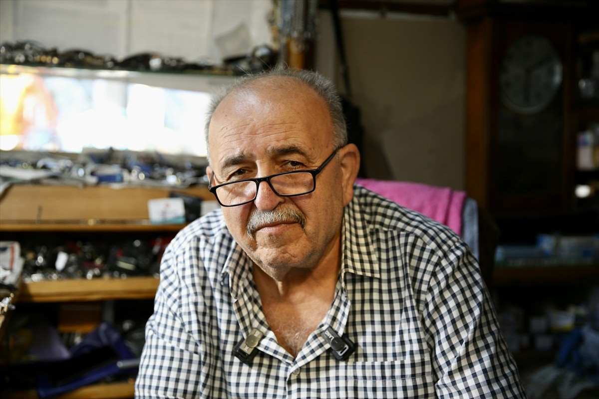 Muğla'nın Fethiye ilçesinde yaşayan 69 yaşındaki Yakup Gökhan, kentte 54 yıldır saat tamiri...