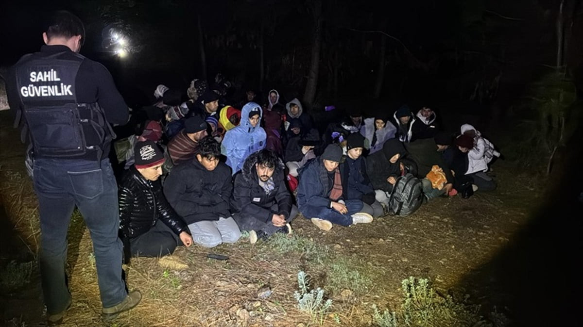 Muğla'nın Fethiye ilçesindeki bir koyda, 58 düzensiz göçmen yakalandı.