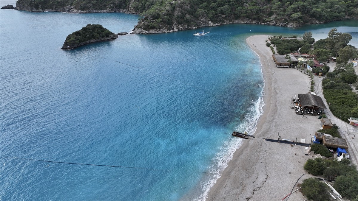 Muğla'nın Fethiye ilçesindeki dünyaca ünlü Ölüdeniz'in bir kısmı turkuaz renk aldı. Turkuaza...