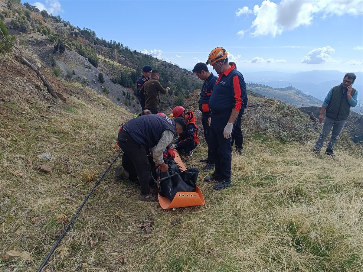 Muğla'nın Köyceğiz ilçesinde ava çıktıktan sonra haber alınamayan emekli öğretmen ölü bulundu....