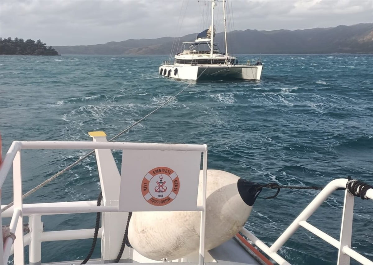Muğla'nın Marmaris ilçesi açıklarında sürüklenen yelkenli katamarandaki 2 kişi güvenli şekilde...