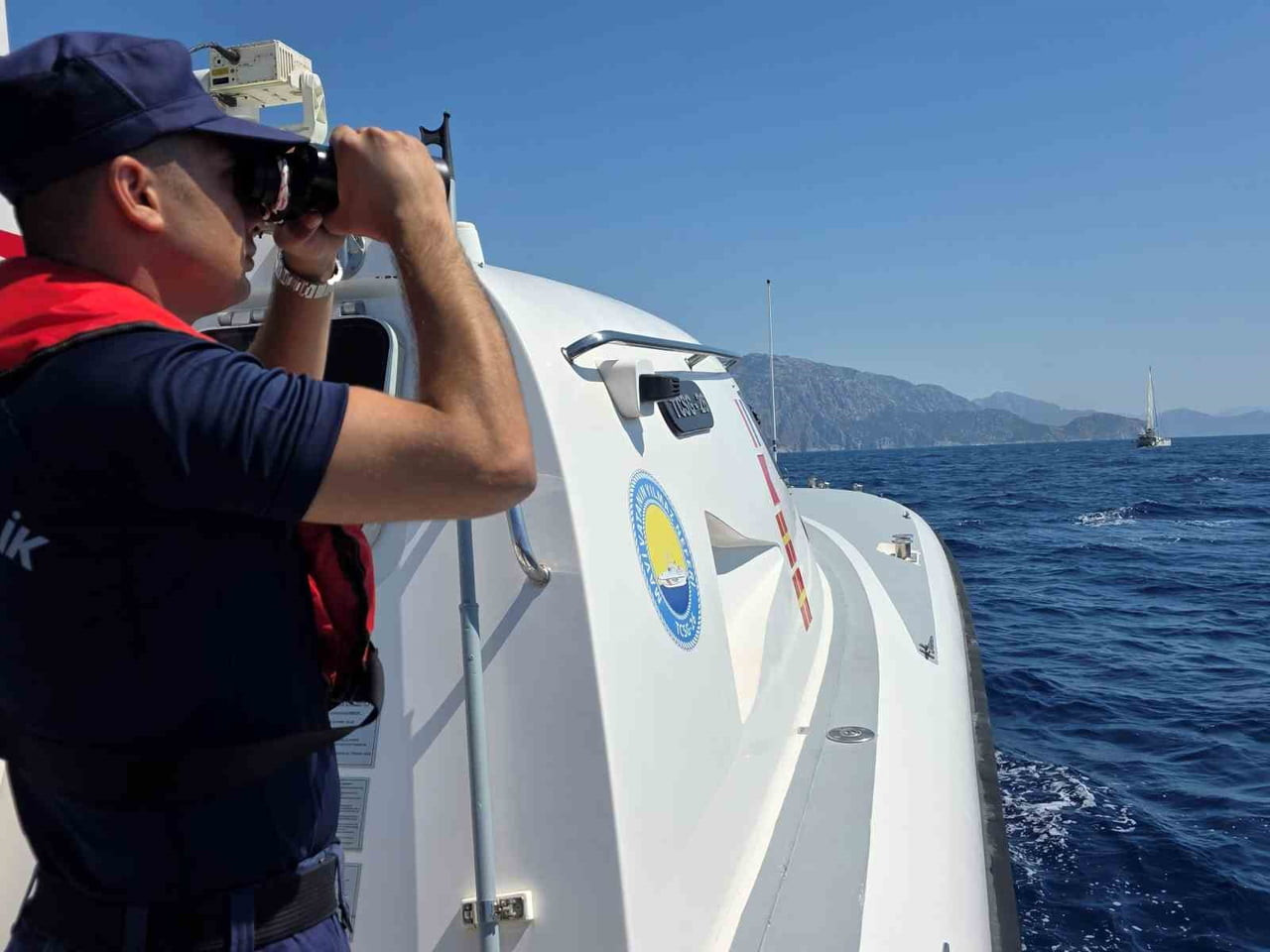 MUĞLA'NIN MARMARİS İLÇESİ KIZILADA AÇIKLARINDA DÜZENSİZ GÖÇMENLERİ TAŞIYAN BOTUN BATMASININ...
