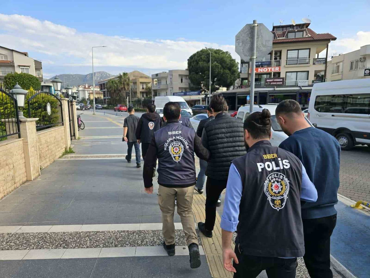 MUĞLA'NIN MARMARİS İLÇESİ MERKEZLİ 3 İLDE DÜZENLENEN OPERASYONLA, BUNGALOV KİRALAMA VAADİYLE...