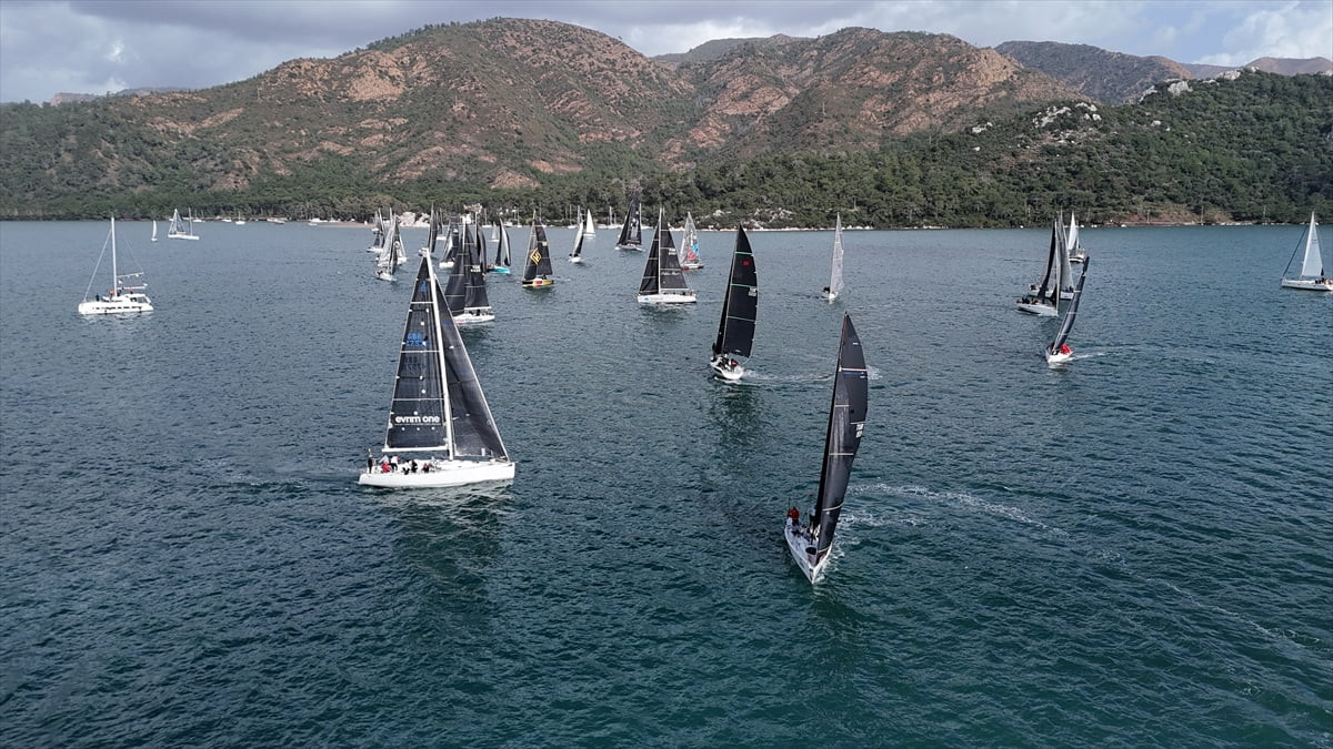 Muğla'nın Marmaris ilçesinde 17. kez düzenlenen Marmaris MIYC Kış Trofesi Yat Yarışları'nda 2....