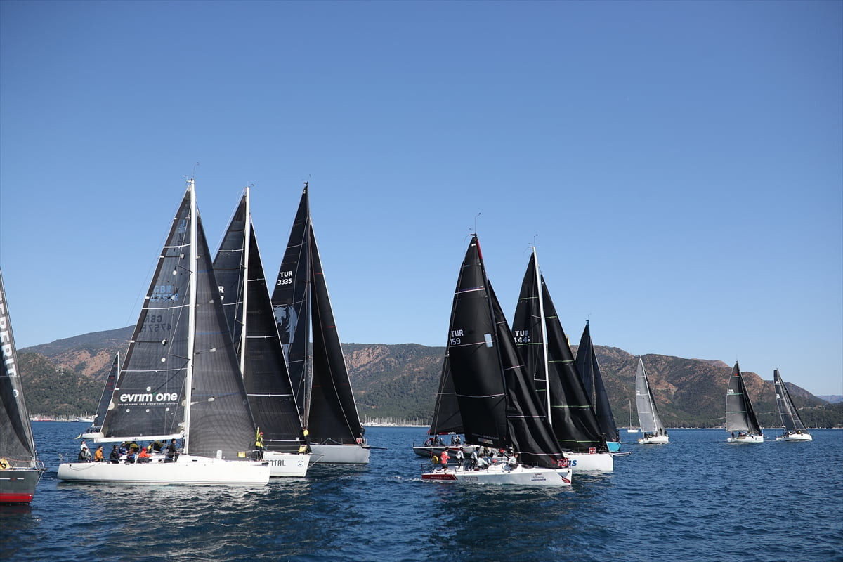 Muğla'nın Marmaris ilçesinde 17. kez düzenlenen Marmaris MIYC Kış Trofesi Yat Yarışları'nda 3....