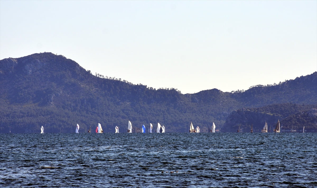 Muğla'nın Marmaris ilçesinde 17. kez düzenlenen Marmaris MIYC Kış Trofesi Yat Yarışları'nda 3....