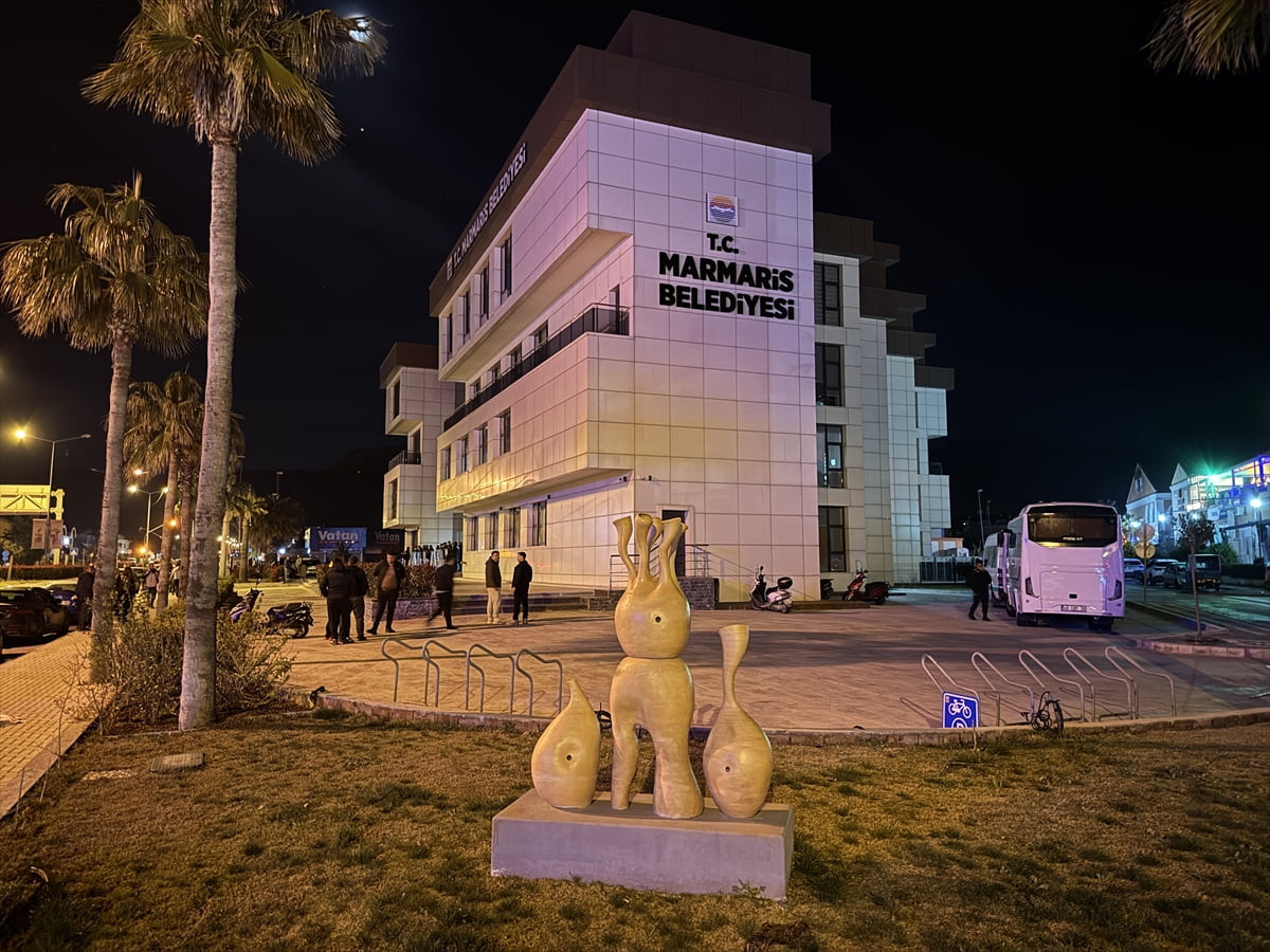 Muğla'nın Marmaris ilçesinde belediyeye yönelik rüşvet ve usulsüzlük iddiaları kapsamında...