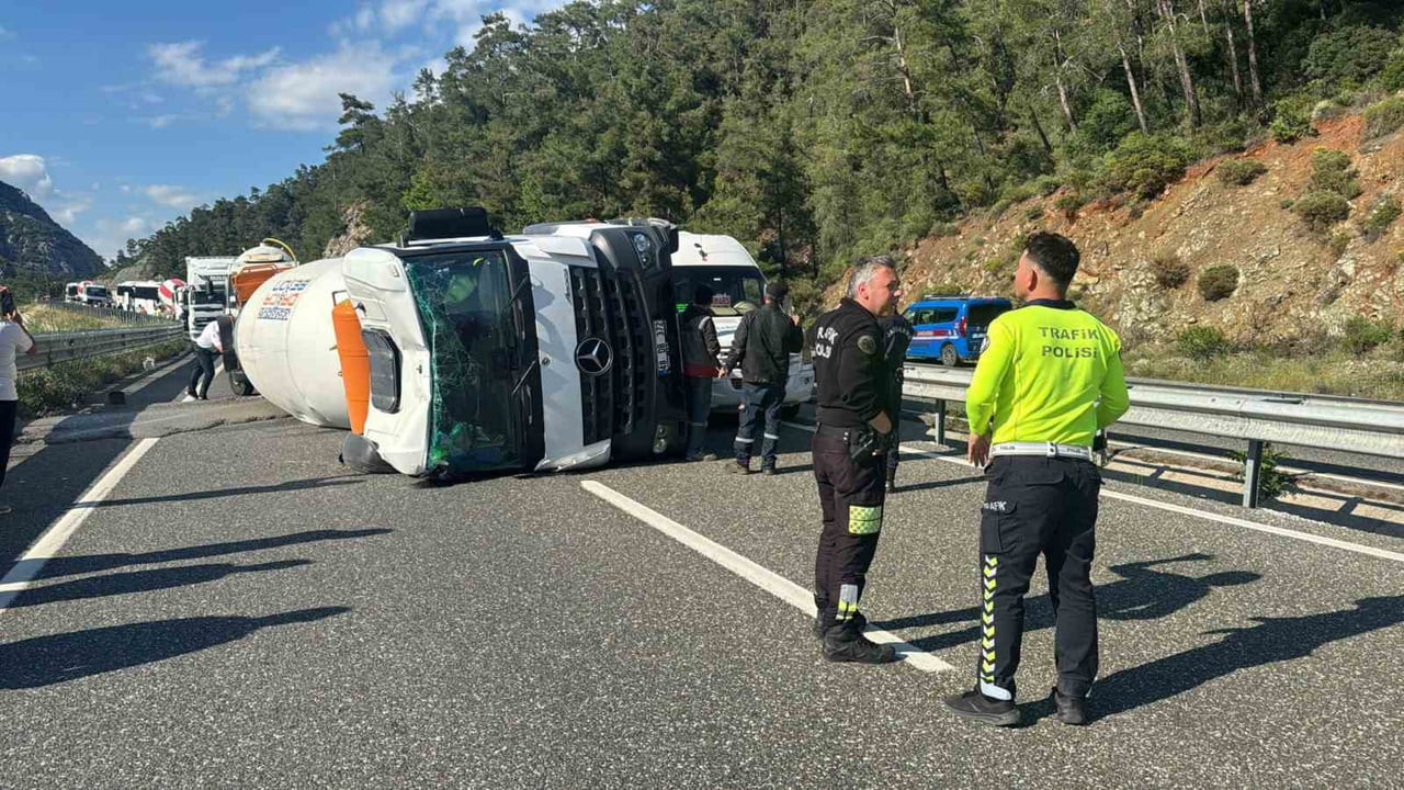 MUĞLA'NIN MARMARİS İLÇESİNDE BETON MİKSERİNİN DEVRİLMESİ SONUCU MEYDANA GELEN KAZADA ŞANS ESERİ...