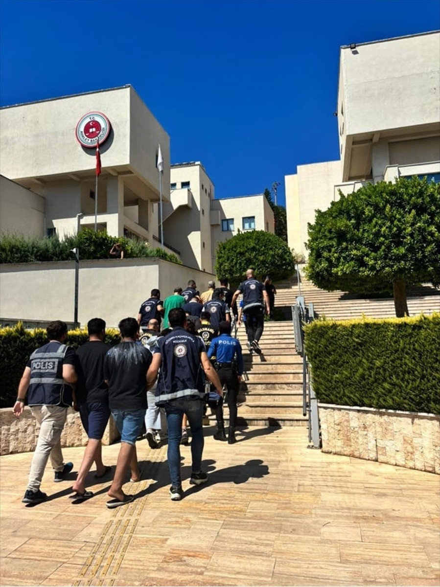 Muğla'nın Marmaris ilçesinde düzenlenen göçmen kaçakçılığı operasyonunda gözaltına alınan 10 zanlı...