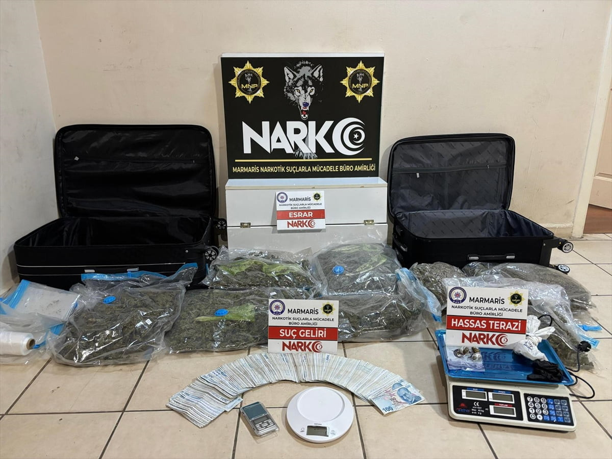 Muğla'nın Marmaris ilçesinde düzenlenen uyuşturucu operasyonunda gözaltına alınan 5 şüpheli...
