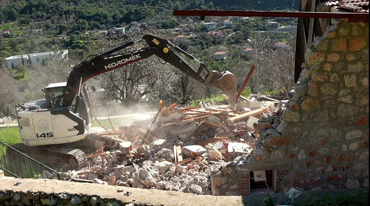 Muğla'nın Marmaris ilçesinde, imara aykırı olduğu belirlenen yapıların yıkımına devam edildi....