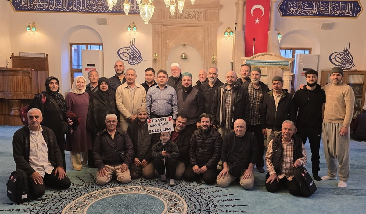 Muğla'nın Marmaris ilçesinde mukaddes topraklara gidecek umre kafilesi, düzenlenen törenin...