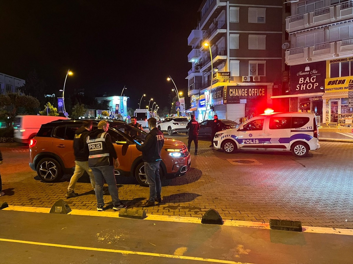 Muğla'nın Marmaris ilçesinde, polis ekiplerince huzur ve güven uygulaması gerçekleştirildi. İlçe...