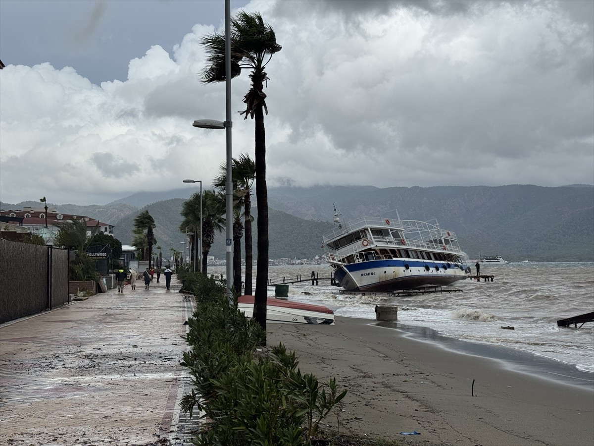 Muğla'nın Marmaris ilçesinde sağanak ve fırtına günlük yaşamı olumsuz etkiliyor. İlçede etkili...