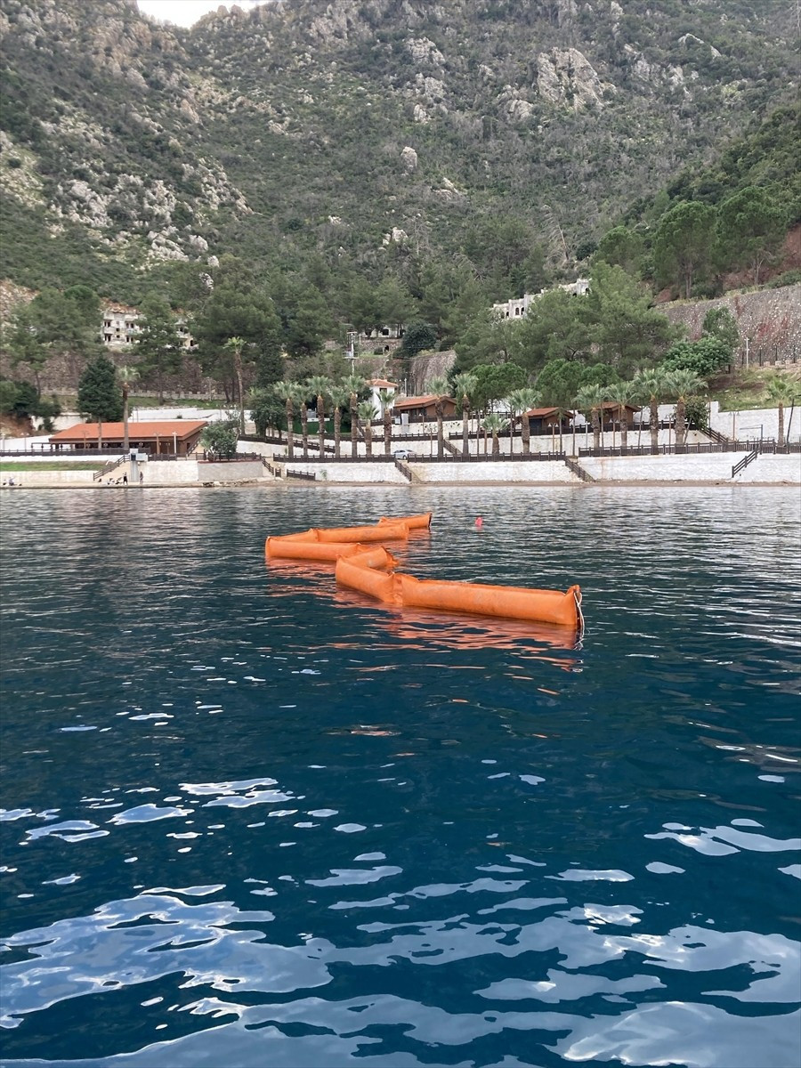 Muğla'nın Marmaris ilçesinde su alıp yarısı batan tekneden yakıt sızıntısı nedeniyle önlem...