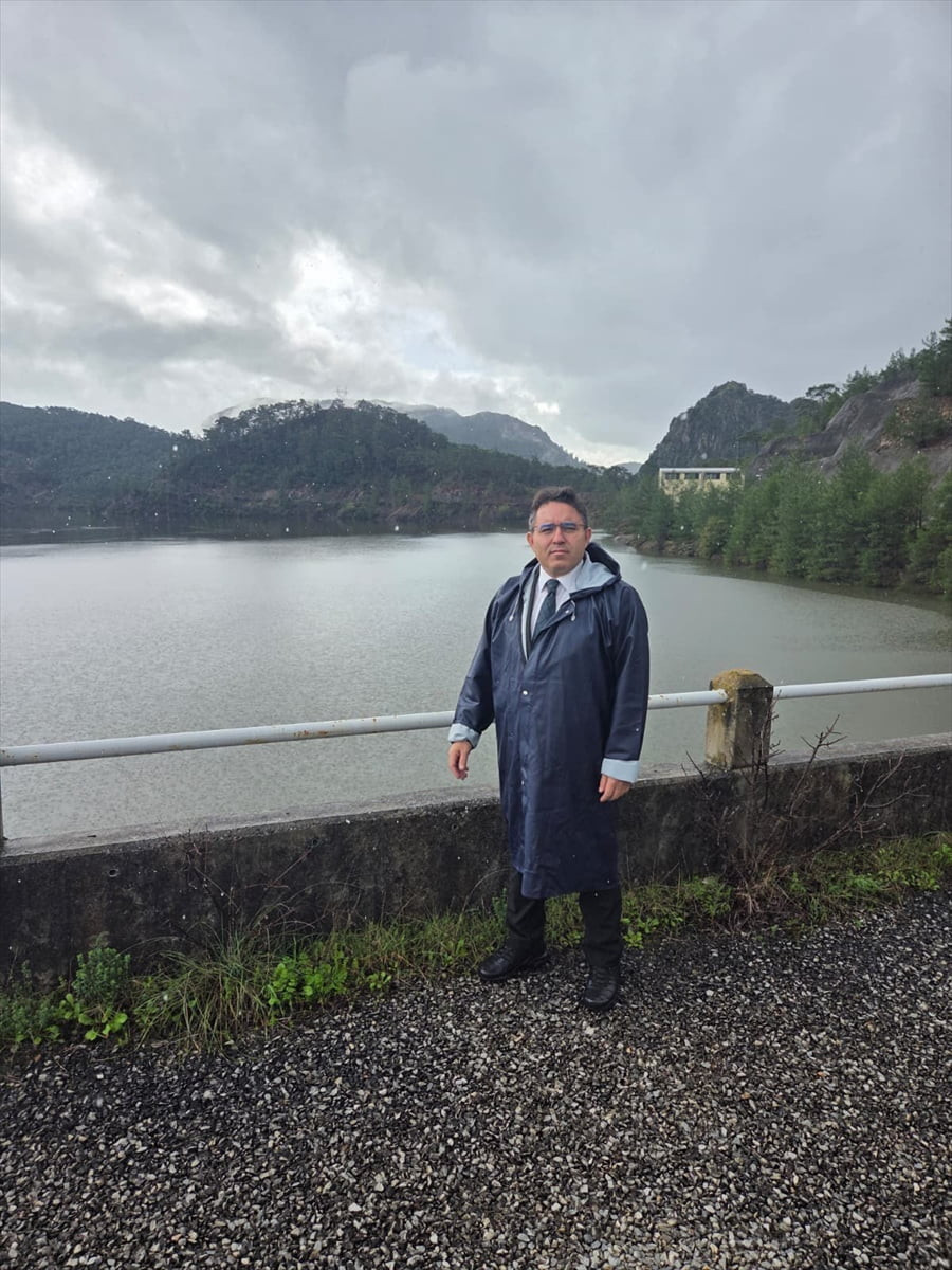 Muğla'nın Marmaris ilçesinde yağışların artmasıyla yüzde 110 doluluğa ulaşan Marmaris Atatürk...