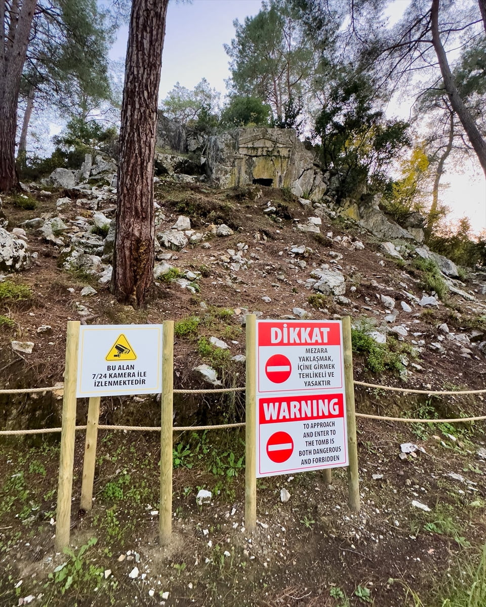 Muğla'nın Marmaris ilçesindeki Karya dönemine ait 2 bin 500 yıllık kaya mezarı koruma altına...