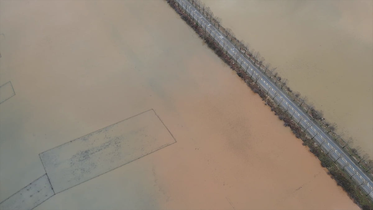 Muğla'nın Menteşe ilçesinde etkili olan sağanak, günlük yaşamı olumsuz etkiledi. Düğerek, Yaraş...