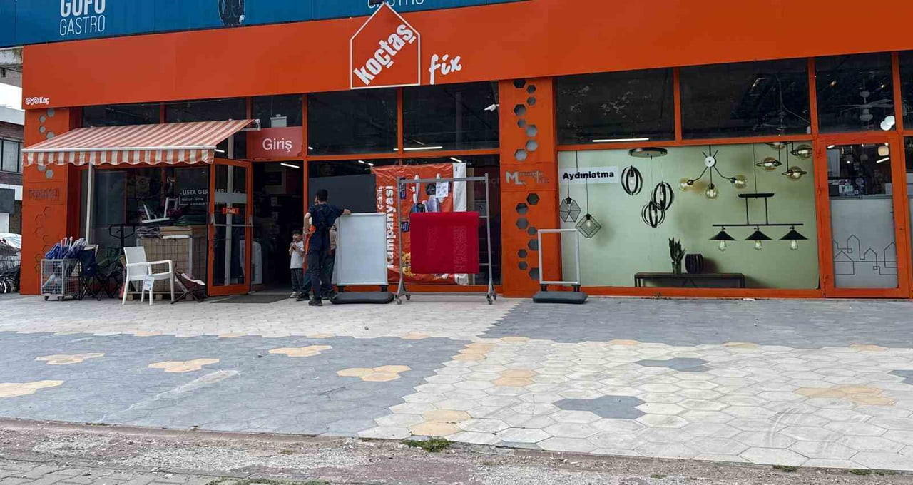 MUĞLA'NIN MENTEŞE İLÇESİNDE FAALİYET GÖSTEREN KOÇTAŞ MAĞAZASI GECE SAATLERİNDE TAŞLI SALDIRIYA...