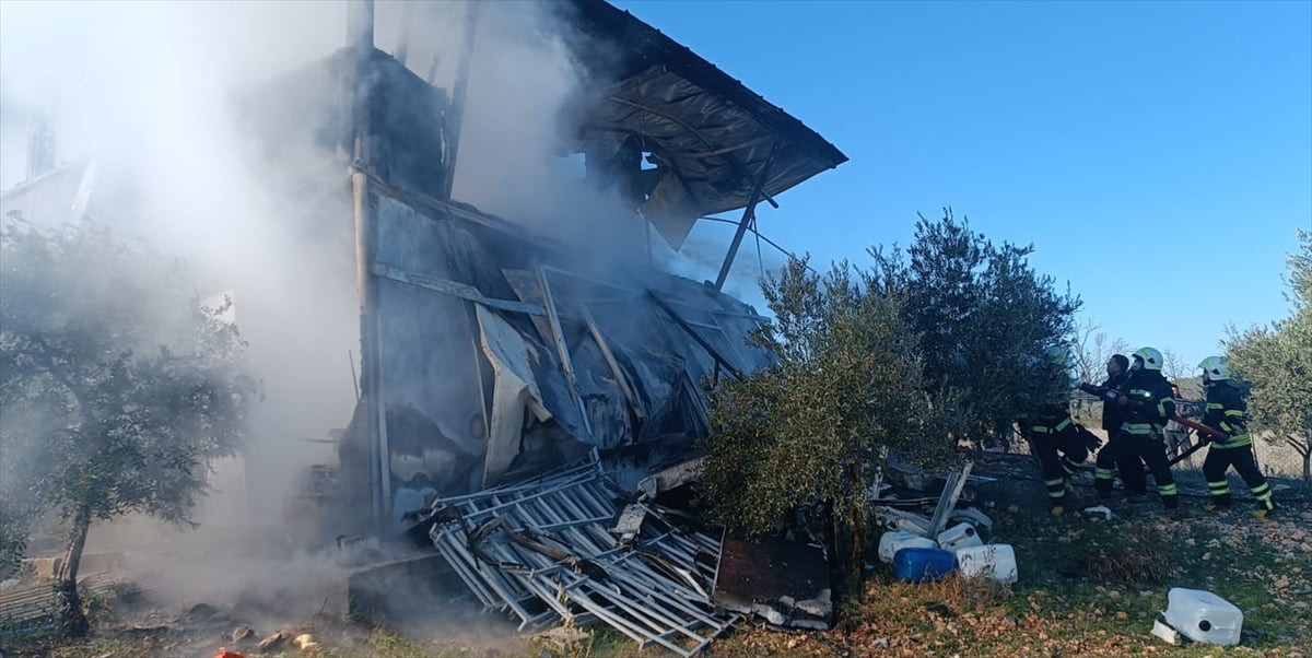 Muğla'nın Menteşe ilçesinde prefabrik evde başlayan ve park halindeki otomobile sıçrayan yangın...