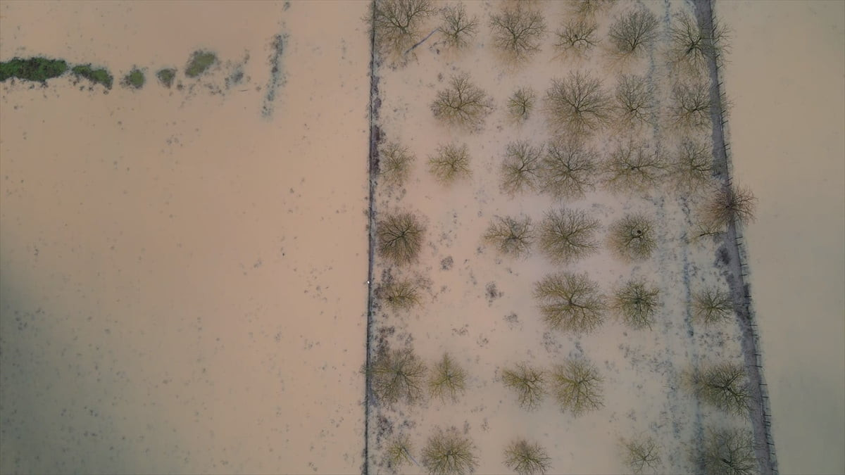 Muğla'nın Menteşe ilçesinde sağanak, yaşamı olumsuz etkiliyor. Dün akşam saatlerinden itibaren...