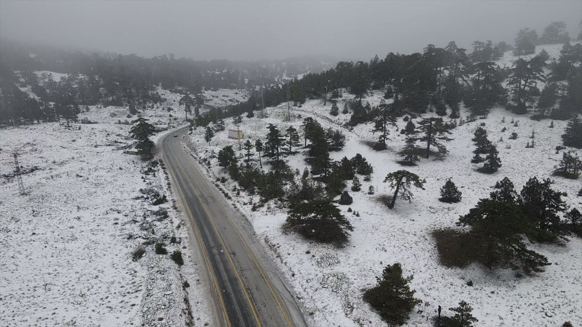 Muğla'nın Menteşe ilçesinde sağanak, yüksek kesimlerde ise kar etkili oldu. Kar yağışı sonrası...