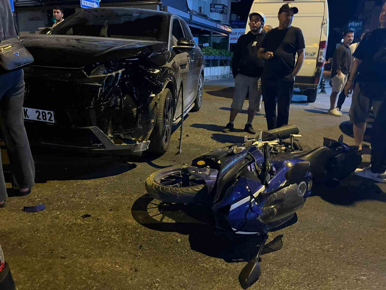 MUĞLA'NIN MENTEŞE İLÇESİNDE TERS YÖNDEN ÇIKTIĞI İDDİA EDİLEN OTOMOBİL İLE MOTOSİKLETİN ÇARPIŞMASI...