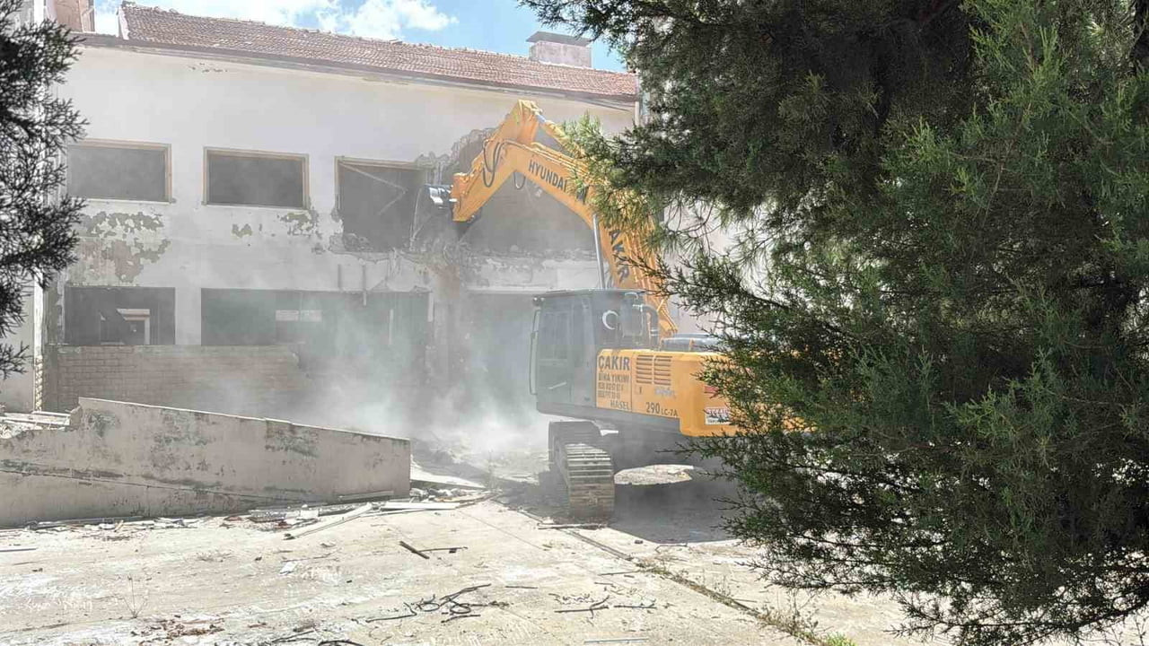 MUĞLA'NIN MENTEŞE İLÇESİNDE UZUN YILLAR BOYUNCA BİNLERCE VATANDAŞA SAĞLIK HİZMETİ VEREN ESKİ...