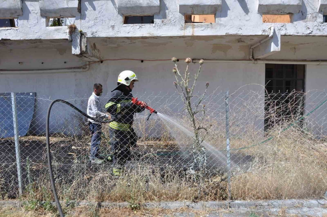 MUĞLA'NIN MENTEŞE İLÇESİNDEKİ BİR OTEL ARKASINDA KALAN OTLUK ALANDA ÇIKAN YANGIN, VATANDAŞLARIN VE...
