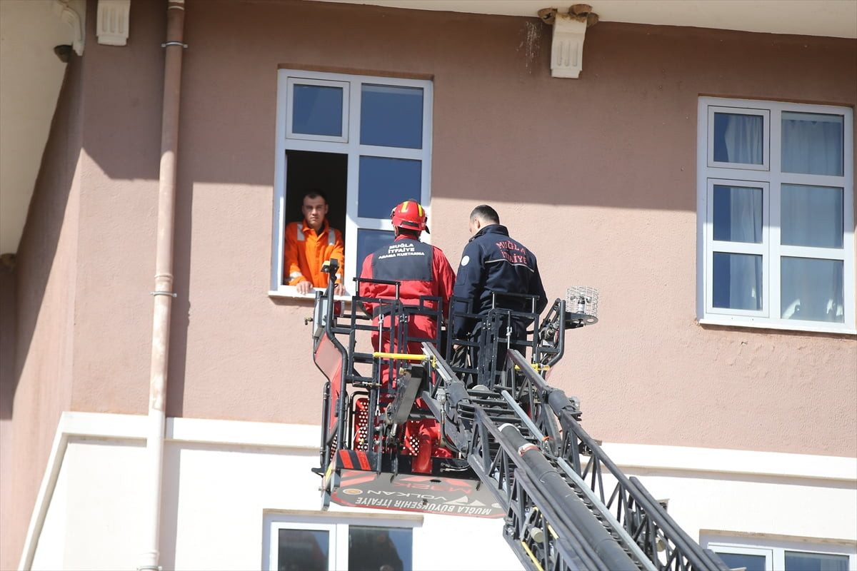 Muğla'nın Menteşe ilçesindeki Muğla Güzel Sanatlar Lisesi'nde deprem tatbikatı yapıldı.Tatbikat...