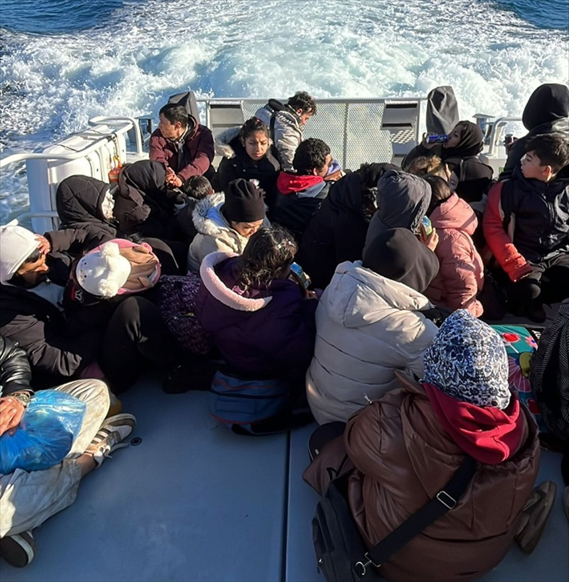 Muğla'nın Milas ilçesinde 44 düzensiz göçmen kurtarıldı, 33 düzensiz göçmen yakalandı.