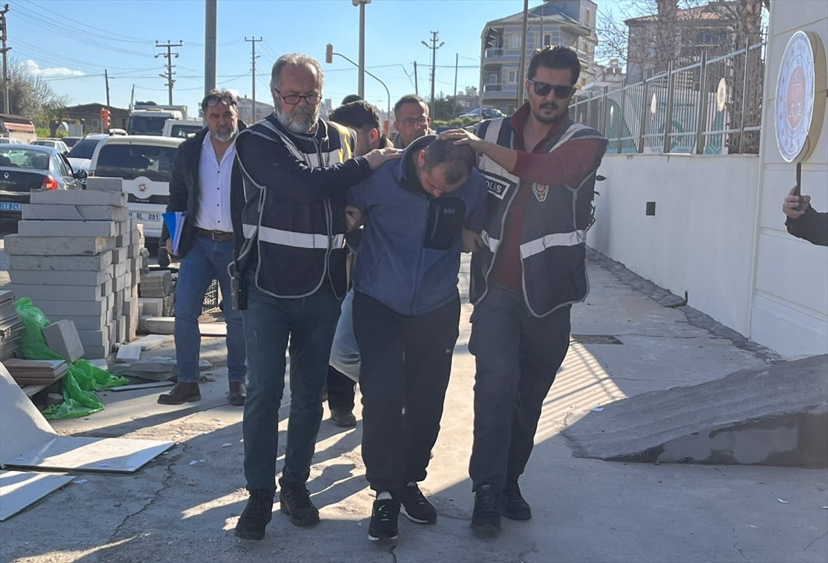Muğla'nın Milas ilçesinde, boşanma aşamasındaki eşini öldürdüğü iddiasıyla gözaltına alınan zanlı...