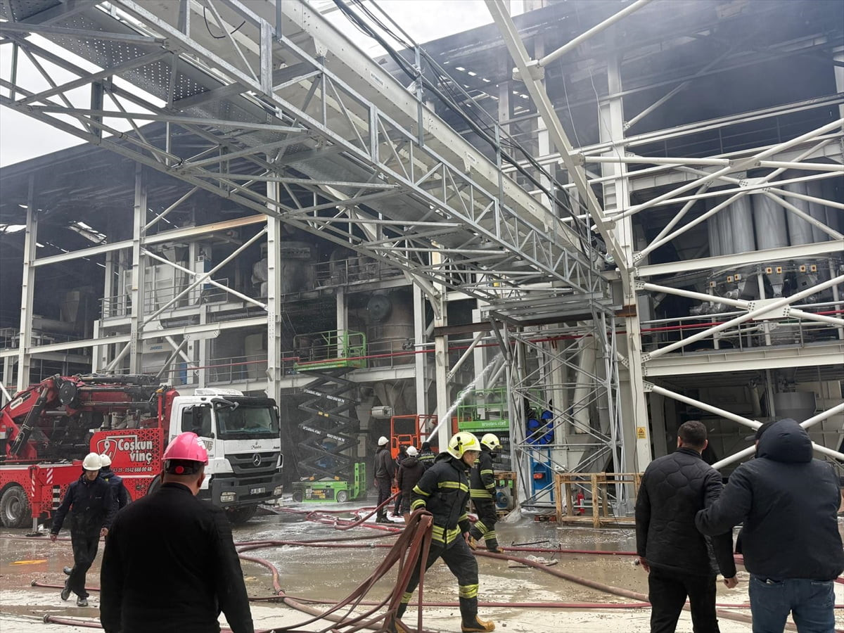 Muğla'nın Milas ilçesinde Organize Sanayi Bölgesi'ndeki (OSB) fabrikada çıkan yangın, itfaiye...