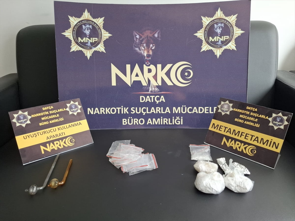 Muğla'nın Milas ve Datça ilçelerinde düzenlenen uyuşturucu operasyonunda gözaltına alınan 3...
