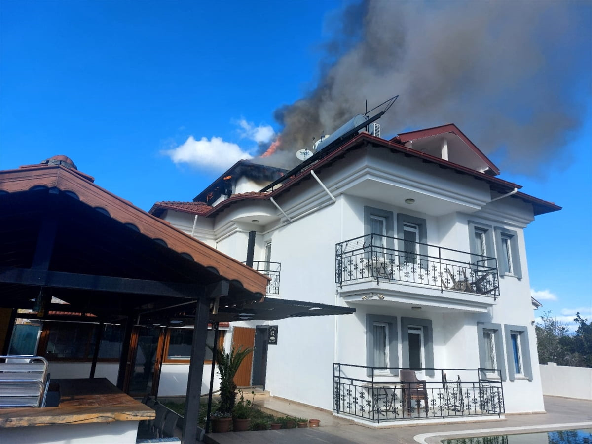 Muğla'nın Ortaca ilçesinde bir apartın çatı katında çıkan yangın söndürüldü. Soğutma çalışmasının...