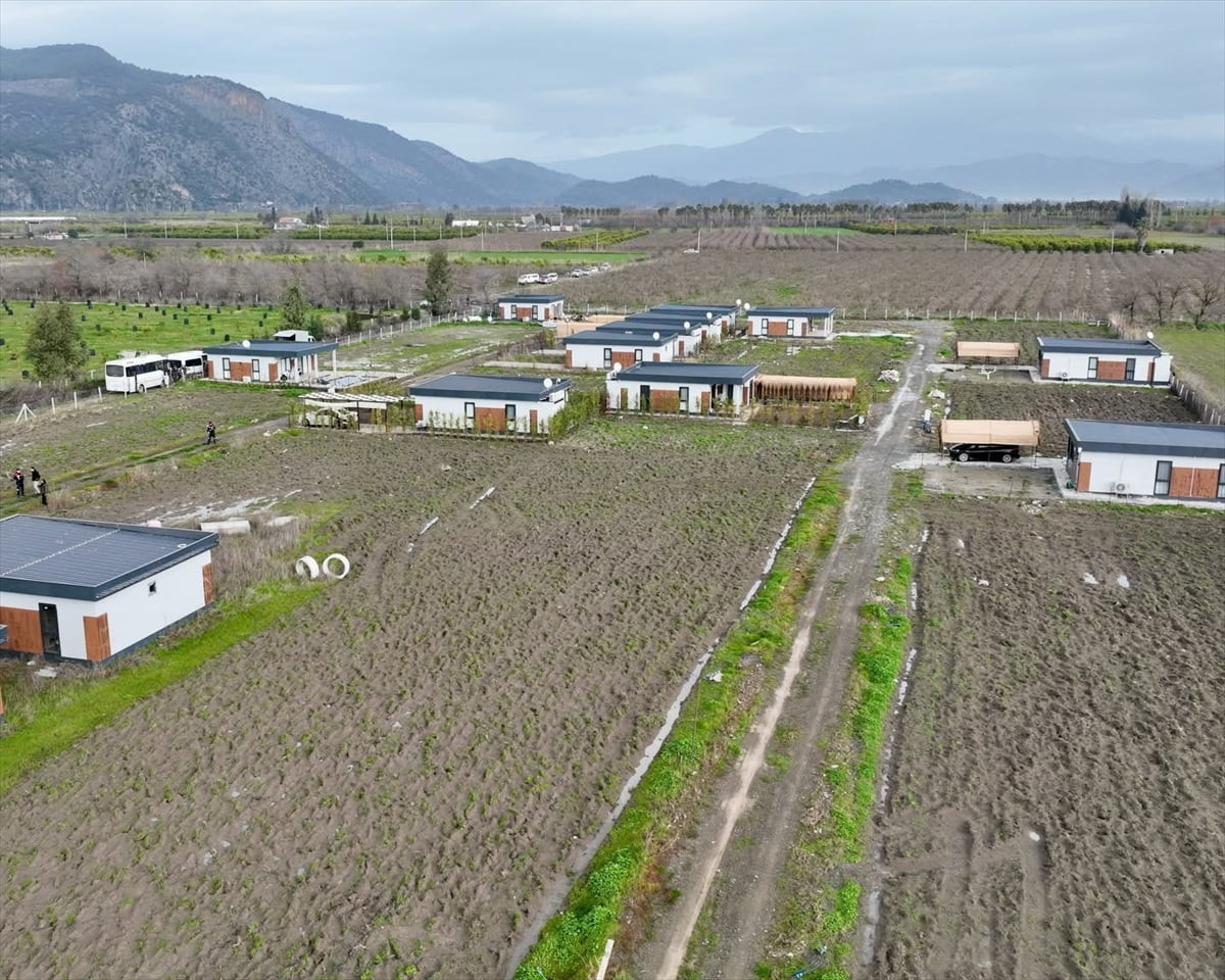 Muğla'nın Ortaca ilçesinde imara aykırı olduğu belirlenen yapıların yıkımına başlandı. Güzelyurt...