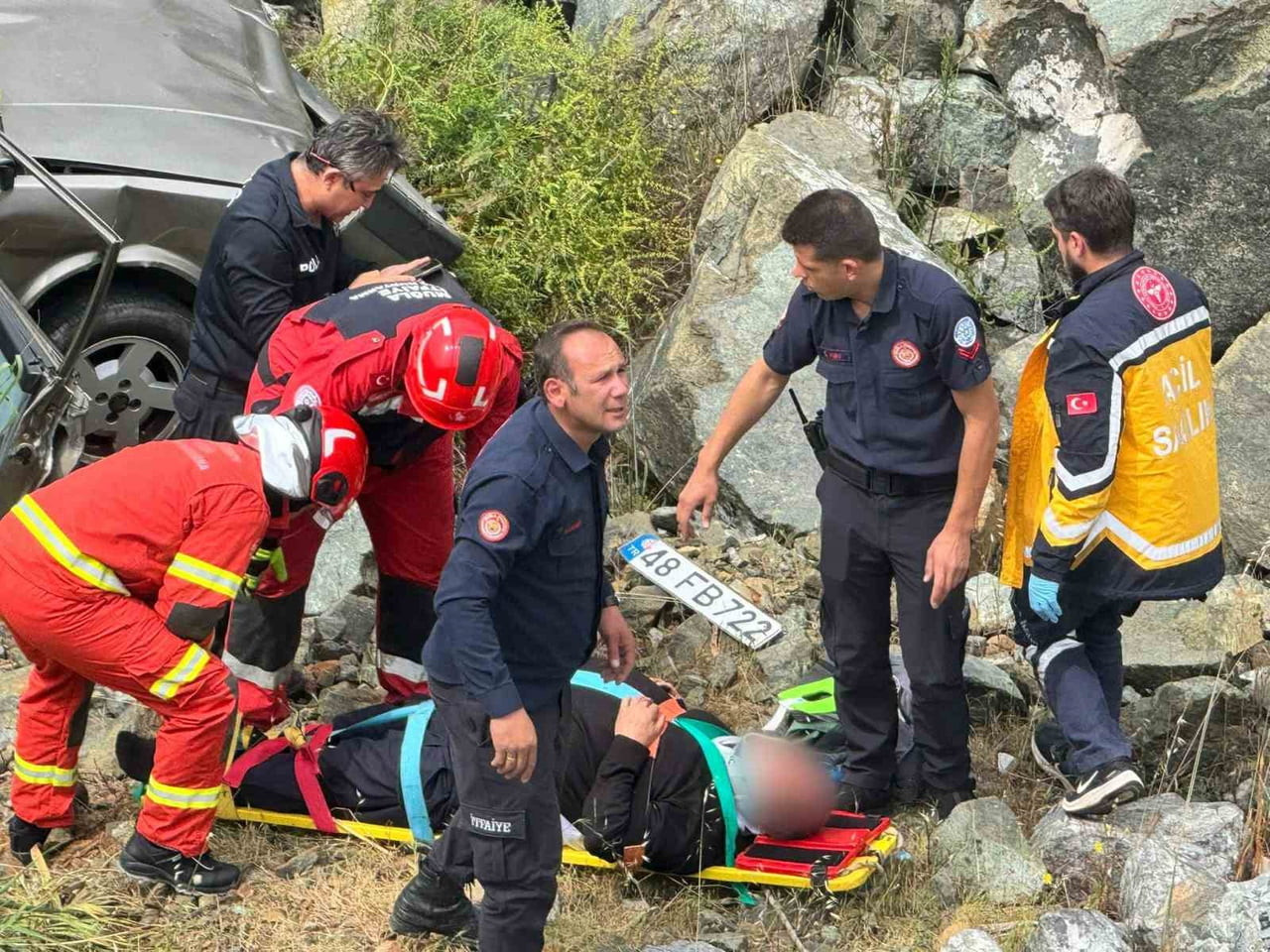 MUĞLA'NIN ORTACA İLÇESİNDE KONTROLDEN ÇIKAN OTOMOBİL METRELERCE YÜKSEKTEN UÇURUMA YUVARLANIRKEN...