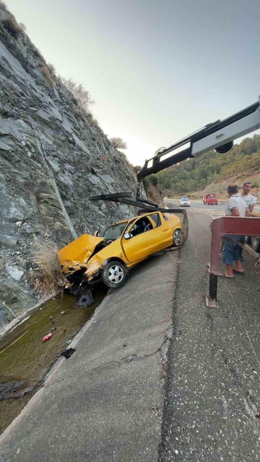 MUĞLA'NIN ORTACA İLÇESİNDE YOL KENARINA SAVRULARAK İSTİNAT DUVARINA ÇARPAN OTOMOBİL HURDAYA...