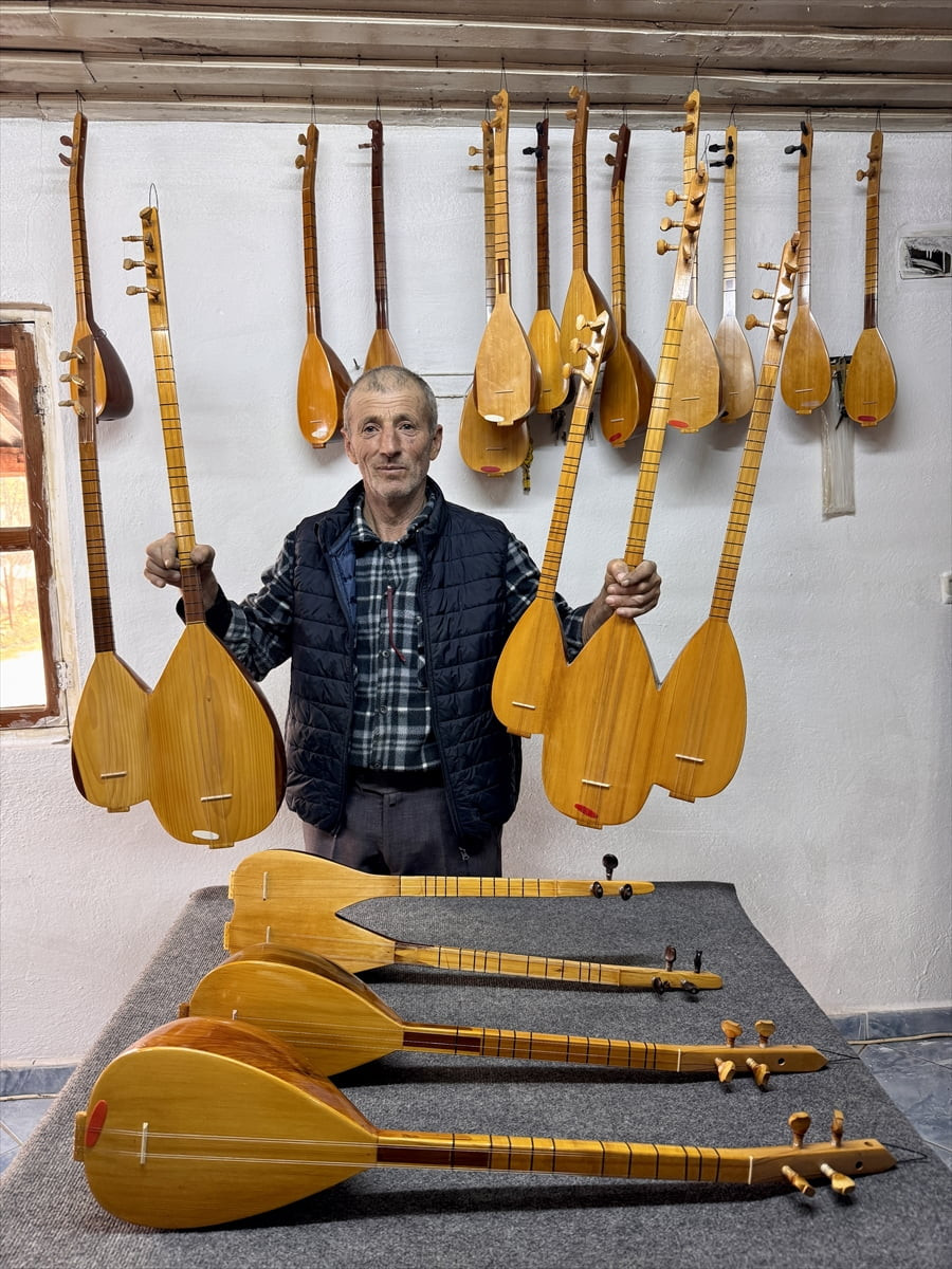Muğla'nın Seydikemer ilçesinde 61 yaşındaki Orhan Çınar, tutkunu olduğu bağlama ve cura yapımını 5...